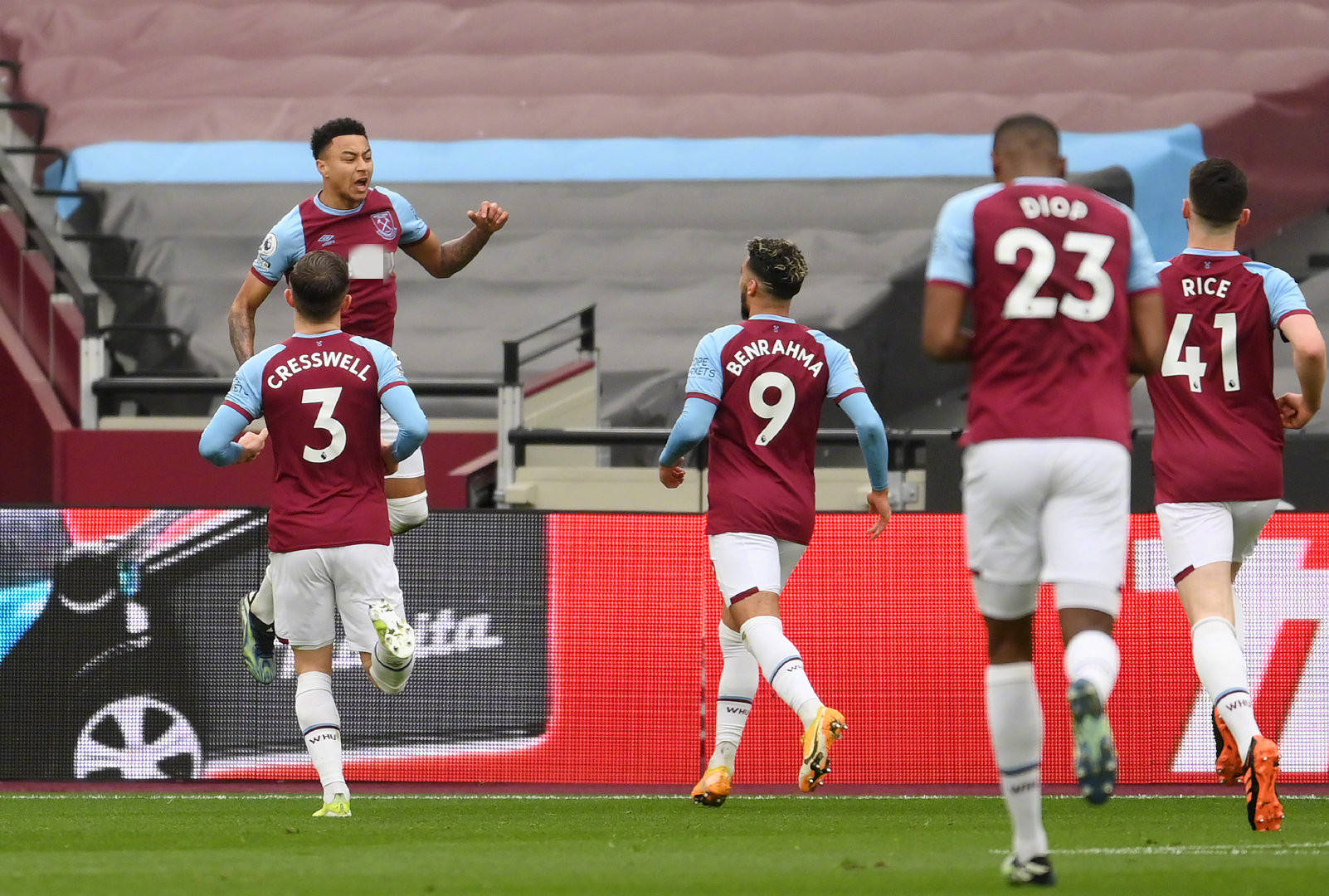 球迷拭目以 球迷拭目以